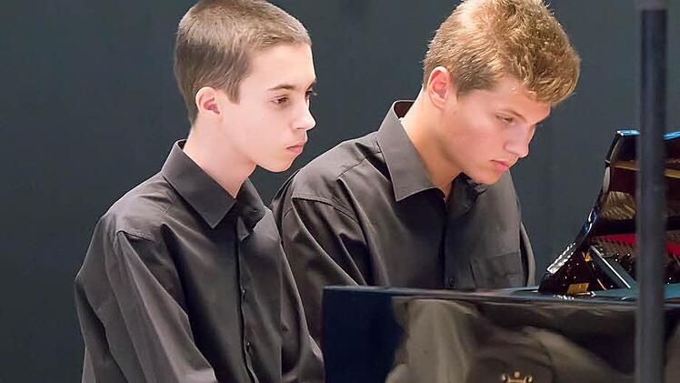 Die aus Ungarn stammenden, 14 und15 Jahre alten Pianisten Daniel Nemes und Vass Bence.  Fotos: Albert Höchstädter
