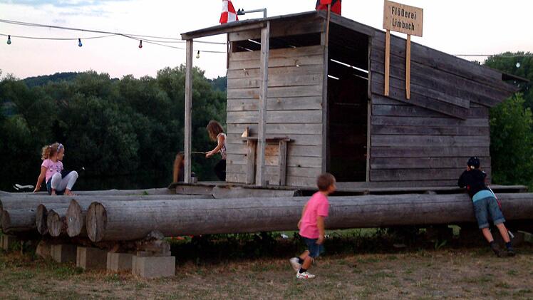 Flößen war früher harte Männerarbeit. Das nachgebaute Floß am Festplatz in Limbach war beim Flößerfest ein beliebter Kinderspielplatz.