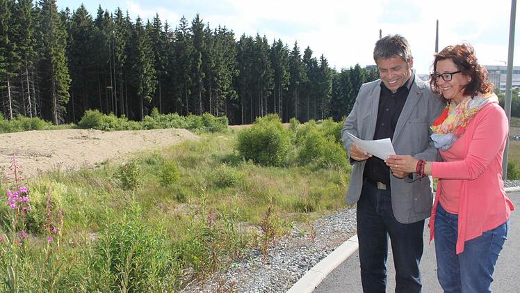 Sie freuen sich auf ihren neuen Standort "Am Dammbach in Steinbach: Thomas Ebertsch und seine Frau Annette. Bereits Ende des Jahres 2015 soll die Produktion laufen.  Foto: Veronika Schadeck