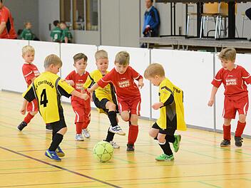 Mächtig Spaß hatten die jüngsten Kicker beim Turnier in Hammelburg. Unser Bild stammt aus der U-7-Begegnung der DJK Schondra (in rot) gegen den TSV Oberthulba. Foto: ssp