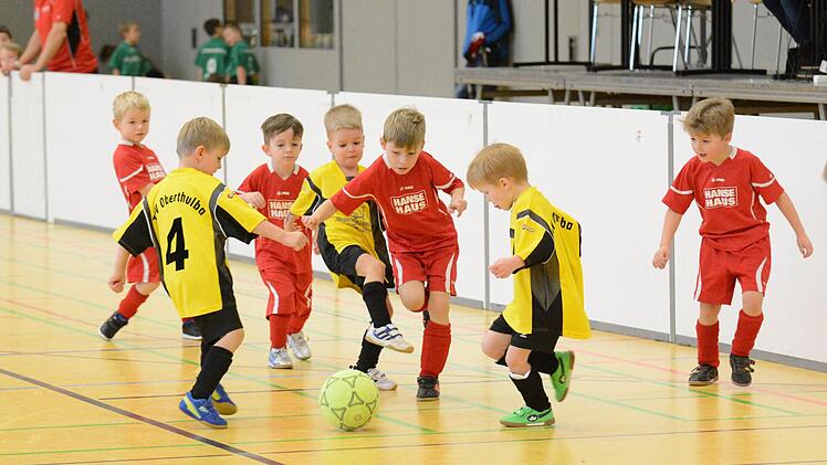Mächtig Spaß hatten die jüngsten Kicker beim Turnier in Hammelburg. Unser Bild stammt aus der U-7-Begegnung der DJK Schondra (in rot) gegen den TSV Oberthulba. Foto: ssp