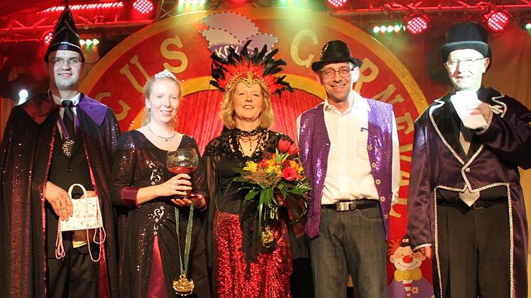 Die Geehrten Anita Geuß und Andreas Geisel, flankiert vom Prinzenpaar (links) und Moderator Robert Beetz (rechts).