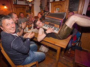 Zünftige Hüttengaudi: Im "Dümpfelschöpfer" feierte die Band "Heimatluft" aus Bad Staffelstein ihren gelungenen Einstand. Foto: Klaus Gagel