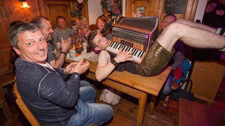 Zünftige Hüttengaudi: Im "Dümpfelschöpfer" feierte die Band "Heimatluft" aus Bad Staffelstein ihren gelungenen Einstand. Foto: Klaus Gagel