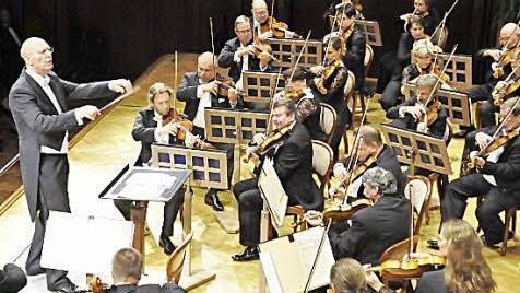 Die Thüringen-Philharmonie und ihr Dirigent Hermann Breuer Foto: Peter Klopf