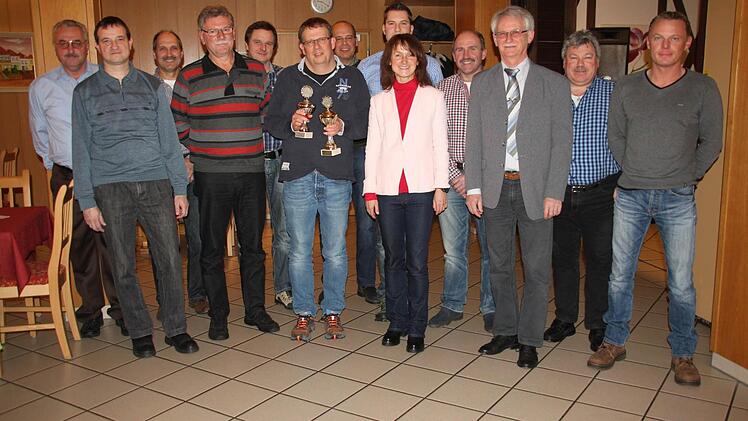 Das Foto zeigt den alten und neuen Vorsitzenden Werner Hahn (Dritter von rechts) zusammen mit seinen Vorstandskollegen sowie Bürgermeisterin Christine Fries, Meisterpiloten Wolf Fickenscher (Sechster von links) sowie Stadtrat und Sportreferent Joachim Ruß (Vierter von rechts). Foto: Stephan Stöckel.