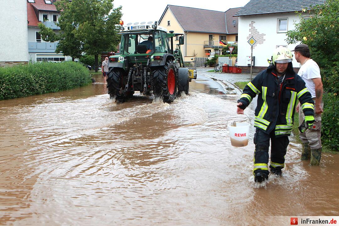 Hochwasser ueberflutet Ortskern von Stettfeld