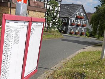 Wie und zu welchen Zeiten man den Rufbus ordern kann, ist auf den Bushaltestellenschildern - wie hier in Watzendorf - erklärt. Foto: Berthold Köhler