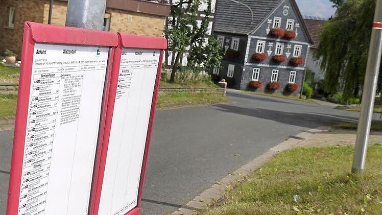 Wie und zu welchen Zeiten man den Rufbus ordern kann, ist auf den Bushaltestellenschildern - wie hier in Watzendorf - erklärt. Foto: Berthold Köhler