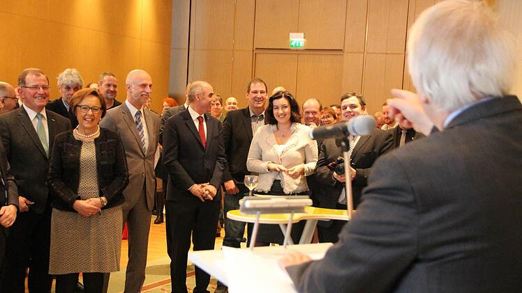 Heinz Stempfle (rechts) begrüßt die politische Prominenz auf dem Neujahrsempfang, unter anderem Bezirkstagspräsident Erwin Dotzel (CSU, vorne von links), Bezirks- und Stadträtin Karin Renner (CSU), OB Kay Blankenburg, der fränkische Weinbaupräsident Artur Steinmann sowie die parlamentarische Staatssekretärin Dorothee Bär (CSU).  Foto: B. Borst
