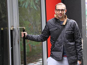 Vorläufig geschlossen: Gemeindejugendpfleger Boris Höttinger vor dem Jugendzentrum am Kirchplatz Foto: Ulrike Müller