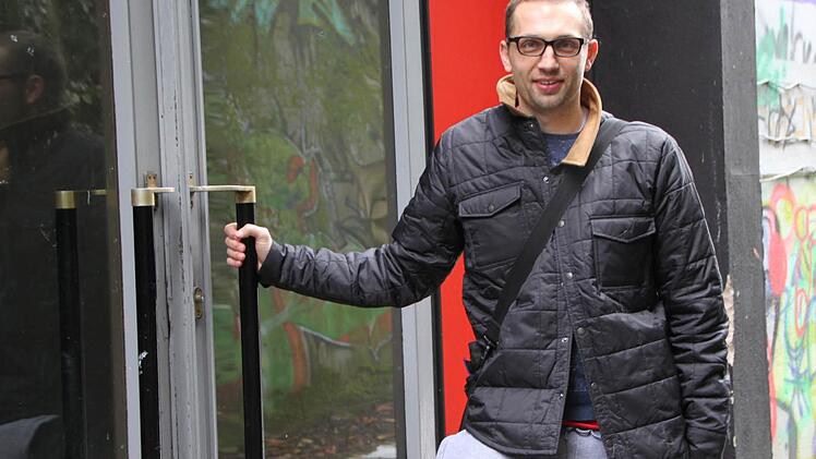 Vorläufig geschlossen: Gemeindejugendpfleger Boris Höttinger vor dem Jugendzentrum am Kirchplatz Foto: Ulrike Müller