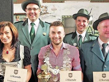 Der neue Regent bei den Stockheimer Schützen heißt Lukas Eisenbeiß. Von links: 1. Ritterin Daniela Eisenbeiß, der vorjährige Schützenkönig Olaf Meißner, Schützenkönig Lukas Eisenbeiß, 1. Schützenmeister Michel Dückerhoff sowie 2. Ritter Frank Eisenbeiß.  Foto: Gerd Fleischmann