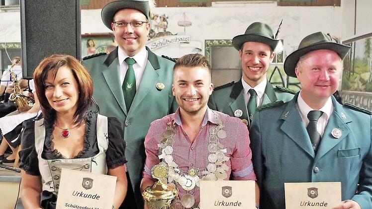 Der neue Regent bei den Stockheimer Schützen heißt Lukas Eisenbeiß. Von links: 1. Ritterin Daniela Eisenbeiß, der vorjährige Schützenkönig Olaf Meißner, Schützenkönig Lukas Eisenbeiß, 1. Schützenmeister Michel Dückerhoff sowie 2. Ritter Frank Eisenbeiß.  Foto: Gerd Fleischmann