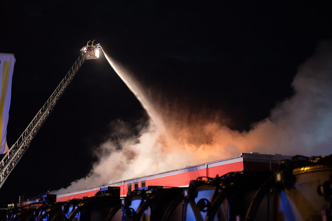Großbrand zerstört Industriegebäude in Nürnberg