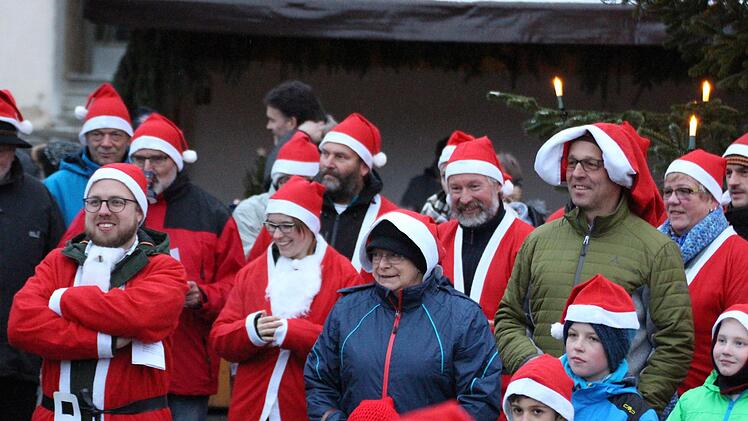 Mit 75 Teilnehmern im Weihnachtsmann-Kostüm spielte der Wildfleckener Musikzug auf. Foto: Sebastian Schmitt