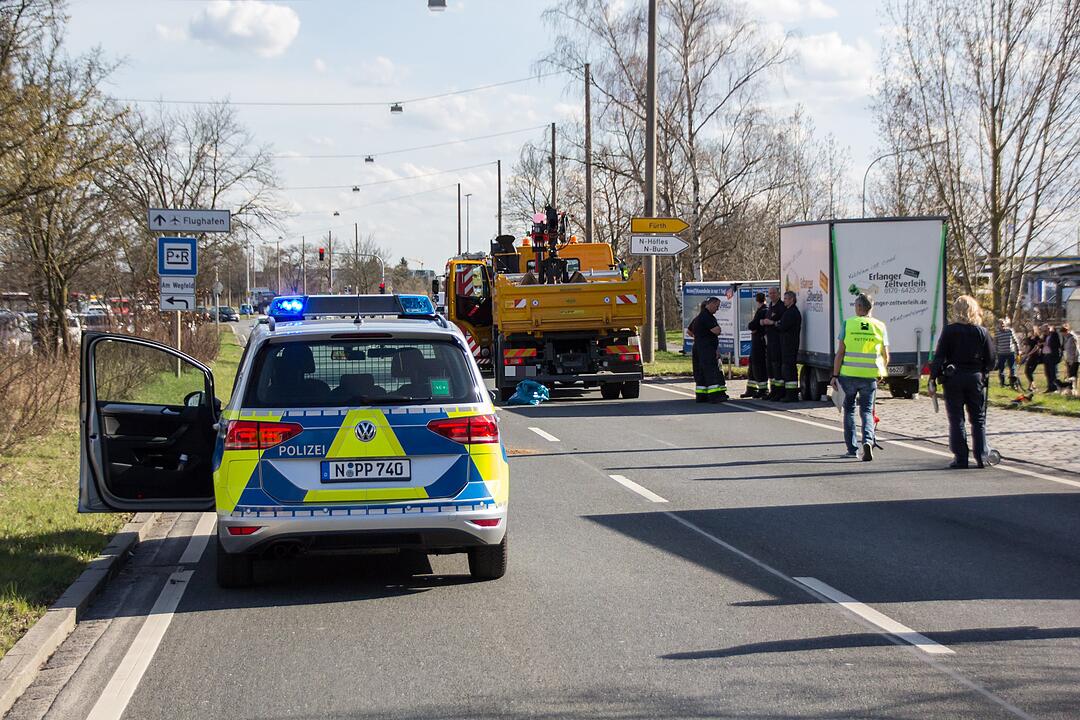Frontal von Lkw erfasst –  Fußgänger schwebt nach Unfall in Nürnberg in Lebensgefahr