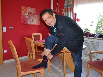 Peter Kramer probiert schon mal die Socken an. Foto: Uwe Kellner