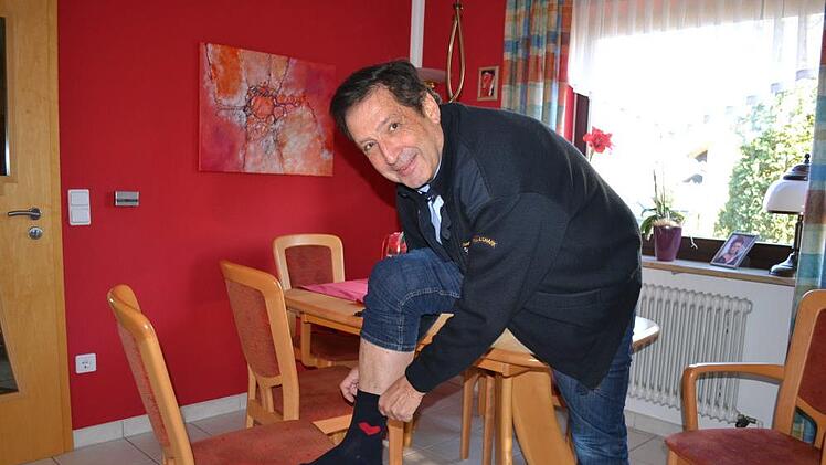 Peter Kramer probiert schon mal die Socken an. Foto: Uwe Kellner