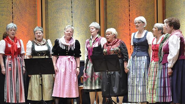 Fr&auml;nkische Wein- und Liebeslieder - die Vasb&uuml;hler S&auml;ngerinnen hatten f&uuml;r jeden Geschmack ein Lied auf der Zunge.  Fotos: Peter Klopf
