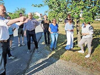 Probleme mit Niederschlagswasser, das von der Straße in einen Keller läuft, gibt es im Ebenhäuser Weg. Bei einem Ortstermin fand der Gemeinderat eine einfache Lösung. Foto: Dieter Britz
