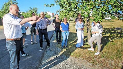 Probleme mit Niederschlagswasser, das von der Straße in einen Keller läuft, gibt es im Ebenhäuser Weg. Bei einem Ortstermin fand der Gemeinderat eine einfache Lösung. Foto: Dieter Britz