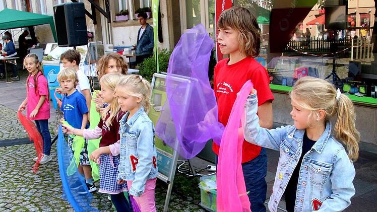 Die Liederkranz-Kinder eröffneten das Kinderfest auf dem Anger musikalisch.  Foto: Dieter Britz