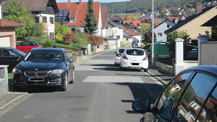 Der "Gräfenberg" in Fuchsstadt wird mit einem einseitigen Parkverbot belegt, um eine bessere Durch- und Ausfahrt aus den Grundstücken zu erreichen. Winfried Ehling