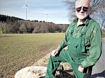 Harald Beck kämpft für den Erhalt der Lindenallee an der Kreisstraße BT 10. Der Baum, der im Oktober letzten Jahres zusammen mit einem weiteren Lindenbau gefällt wurde, war nach Meinung von Harald Beck noch kerngesund.
