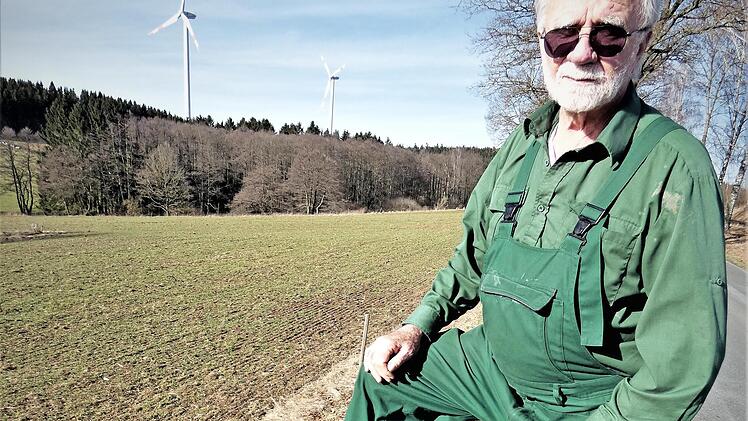 Harald Beck kämpft für den Erhalt der Lindenallee an der Kreisstraße BT 10. Der Baum, der im Oktober letzten Jahres zusammen mit einem weiteren Lindenbau gefällt wurde, war nach Meinung von Harald Beck noch kerngesund.