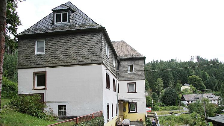 An den alten Gasthof grenzt ein Anbau. Insgesamt gehören 7000 Quadratmeter zum Anwesen.