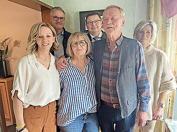 Jubilar Walter Regel (vorne rechts) mit Frau Jutta, den beiden Töchtern Nicole und Corina sowie Zweitem Bürgermeister Thomas Meyer und Pfarrer Jochen Pickel.