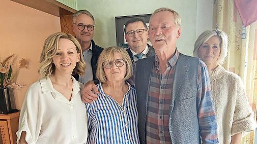 Jubilar Walter Regel (vorne rechts) mit Frau Jutta, den beiden Töchtern Nicole und Corina sowie Zweitem Bürgermeister Thomas Meyer und Pfarrer Jochen Pickel.