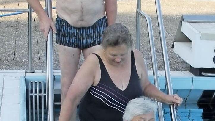 Regelmäßig kommen Annemarie Schilling aus Rentweinsdorf und Ilse Schober aus Ebern zum Morgenschwimmen, gestern hatten sie noch Johann Zapf aus Rentweinsdorf ins Schlepptau genommen.