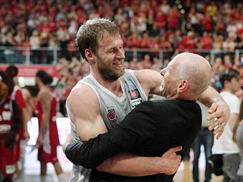Nach dem vierten Titelgewinn in Folge lagen sich 2013 Anton Gavel (l.) und der damalige Manager Wolfgang Heyder in den Armen. Nun wurde Heyder von seinen Aufgaben im Jugendprogramm der Brose Baskets entbunden. Archivfoto: Sportpress
