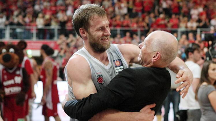 Nach dem vierten Titelgewinn in Folge lagen sich 2013 Anton Gavel (l.) und der damalige Manager Wolfgang Heyder in den Armen. Nun wurde Heyder von seinen Aufgaben im Jugendprogramm der Brose Baskets entbunden. Archivfoto: Sportpress