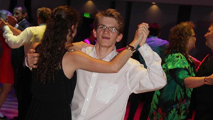 Schulprimus Bonifaz Baumann vom MGF-Gymnasiums hat nicht nur im Abi die Traumnote 1,0 ergattert, sondern verdiente sich auch für seine Tanzkünste die Bestnote. Foto: Sonja Adam