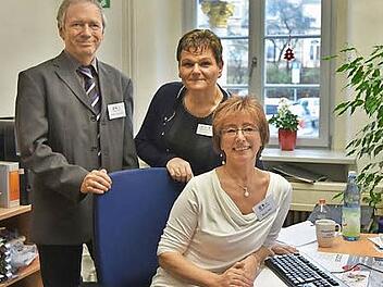 Im Pflegestützpunk für Coburg Stadt und Landkreis finden Ratsuchende kompetente Ansprechpartner. Koordiniert wird diese Serviceleistung von Peter Schubert. Gabi Hetz und Birgit helfen in allen Fragen zur Pflege (von links).  Foto: Gabi ArnoldIm Pflegestützpunk für Coburg Stadt und Landkreis finden Ratsuchende kompetente Ansprechpartner. Koordiniert wird diese Serviceleistung von Peter Schubert. Gabi Hetz und Birgit helfen in allen Fragen zur Pflege (von links).  Foto: Gabi Arnold
