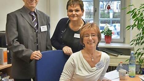 Im Pflegestützpunk für Coburg Stadt und Landkreis finden Ratsuchende kompetente Ansprechpartner. Koordiniert wird diese Serviceleistung von Peter Schubert. Gabi Hetz und Birgit helfen in allen Fragen zur Pflege (von links).  Foto: Gabi ArnoldIm Pflegestützpunk für Coburg Stadt und Landkreis finden Ratsuchende kompetente Ansprechpartner. Koordiniert wird diese Serviceleistung von Peter Schubert. Gabi Hetz und Birgit helfen in allen Fragen zur Pflege (von links).  Foto: Gabi Arnold