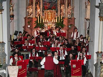 Die Blaskapelle Zentbechhofen unter Leitung von Gerhard Geuder Foto: Evi Seeger
