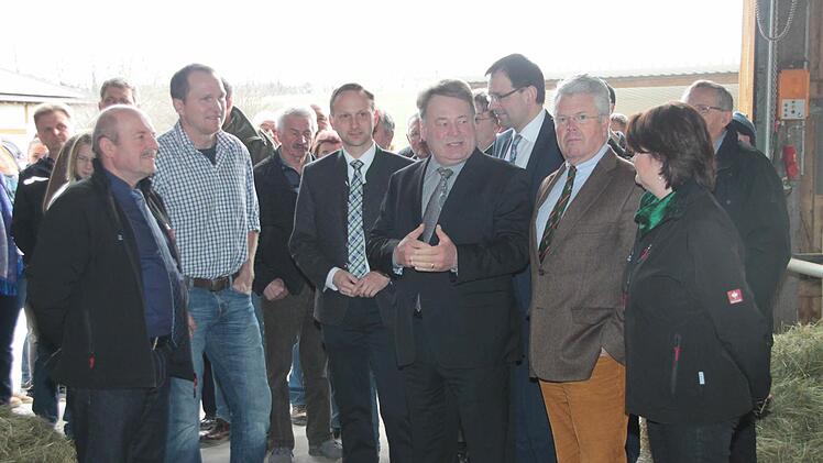 Landwirtschaftsminister Helmut Brunner besichtigt den Betrieb von Norbert Erhardt in Moschenbach. Foto: Jürgen Gärtner