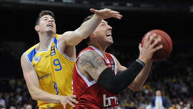 Theis gegen Theis - nicht nur in dieser Szene setzte sich der Bamberger Daniel (mit Ball) im Hinspiel gegen den Braunschweiger Sid-Marlon durch. Die beiden Theis-Center sind &uuml;brigens nicht verwandt. Foto: Daniel L&ouml;b