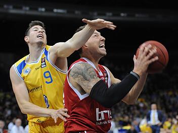 Theis gegen Theis - nicht nur in dieser Szene setzte sich der Bamberger Daniel (mit Ball) im Hinspiel gegen den Braunschweiger Sid-Marlon durch. Die beiden Theis-Center sind übrigens nicht verwandt. Foto: Daniel Löb