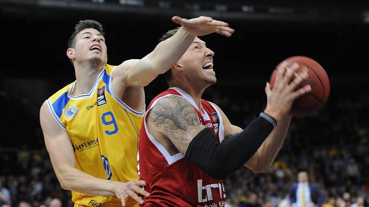 Theis gegen Theis - nicht nur in dieser Szene setzte sich der Bamberger Daniel (mit Ball) im Hinspiel gegen den Braunschweiger Sid-Marlon durch. Die beiden Theis-Center sind übrigens nicht verwandt. Foto: Daniel Löb
