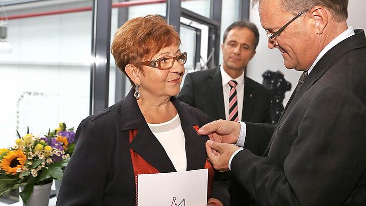 Oberbürgermeister Andreas Starke heftet Nina Kusnezow die Bürgernadel an. Im Hintergrund Chefredakteur Frank Förtsch  Fotos: Barbara Herbst