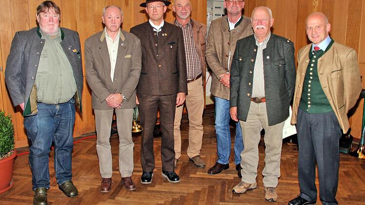 Der Vorsitzende des Jägervereins Bad Kissingen, Helmut Fischer (rechts) ehrte (von links): Reinhard Röder Edmund Zabransky, Egon Markert, Herbert Pfennig, Stefan Gleissner und Jörg Reuter. Foto: Dieter Britz