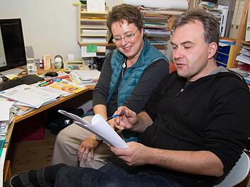 Die Vorbereitungen f&uuml;r den Film "Der neue Fahrplan" gehen in die hei&szlig;e Phase: Produktionsleiterin Ute Janson und Regisseur Kari Hennig t&uuml;fteln noch am Skript. Mitte November wird gedreht, im Mai soll der Film dann in Forchheim Premiere feiern. Foto: privat