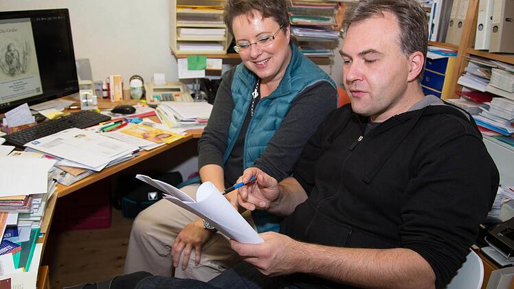 Die Vorbereitungen f&uuml;r den Film "Der neue Fahrplan" gehen in die hei&szlig;e Phase: Produktionsleiterin Ute Janson und Regisseur Kari Hennig t&uuml;fteln noch am Skript. Mitte November wird gedreht, im Mai soll der Film dann in Forchheim Premiere feiern. Foto: privat