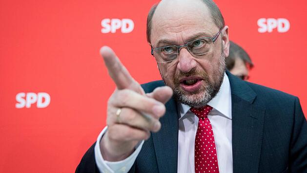 ARCHIV - Der SPD-Spitzenkandidat für die Bundestagswahl, Martin Schulz, gestikuliert am 13.02.2017 in Berlin zu Beginn der SPD-Vorstandssitzung in der Parteizentrale. Foto: Kay Nietfeld/dpa