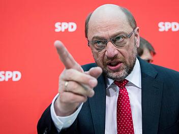 ARCHIV - Der SPD-Spitzenkandidat für die Bundestagswahl, Martin Schulz, gestikuliert am 13.02.2017 in Berlin zu Beginn der SPD-Vorstandssitzung in der Parteizentrale. Foto: Kay Nietfeld/dpa